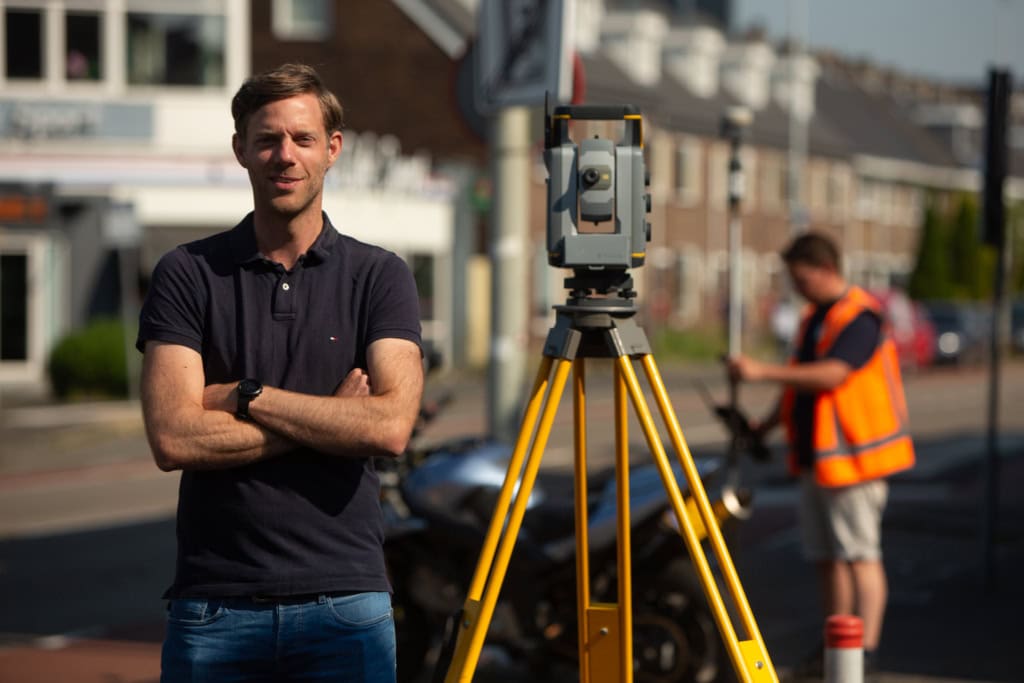 Maarten Buurmans, projectleider Civiel bij HB Advies, aan het werk in de openbare ruimte